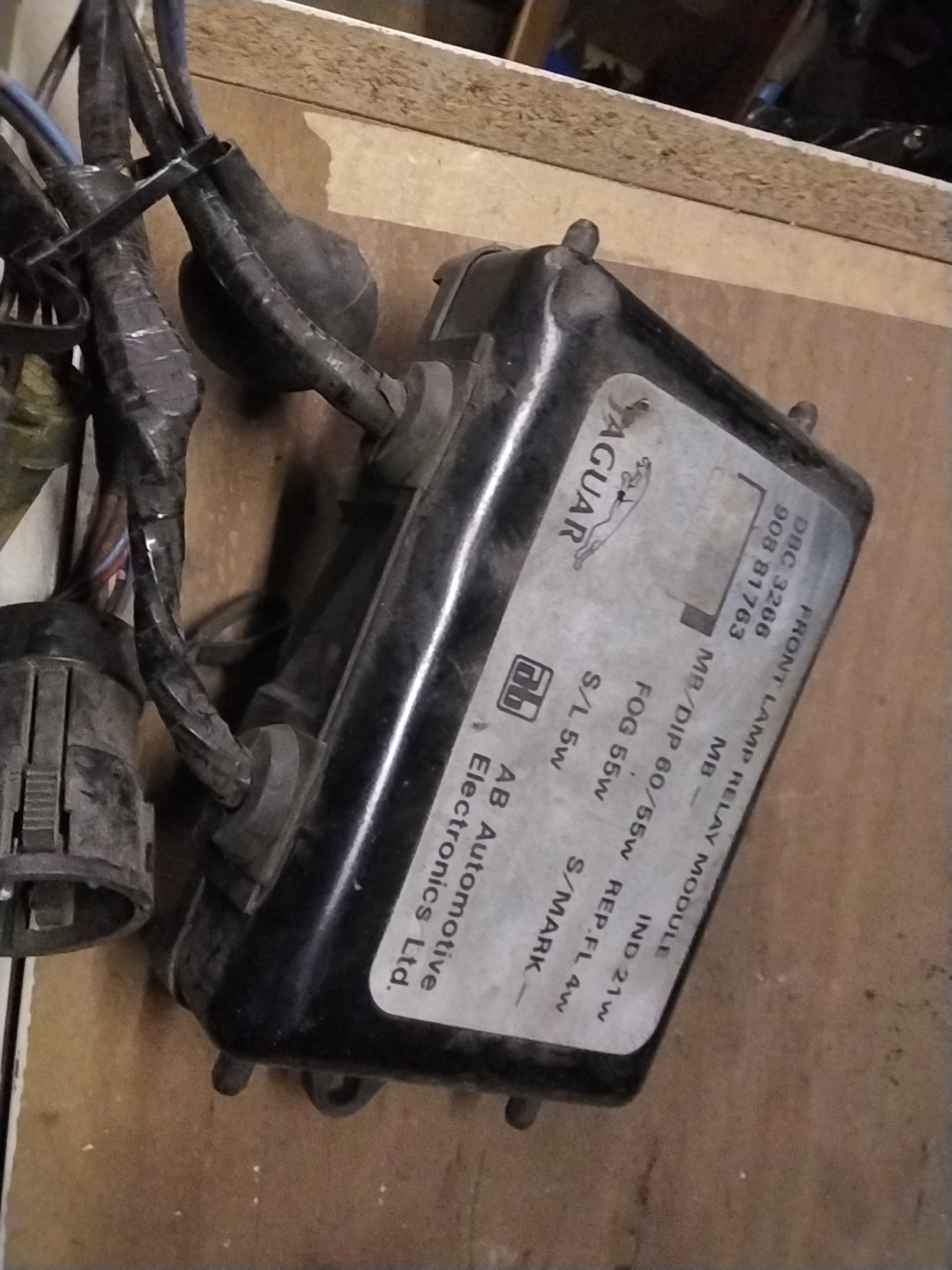 Front lamp relay module - Jaguar XJ XJ40