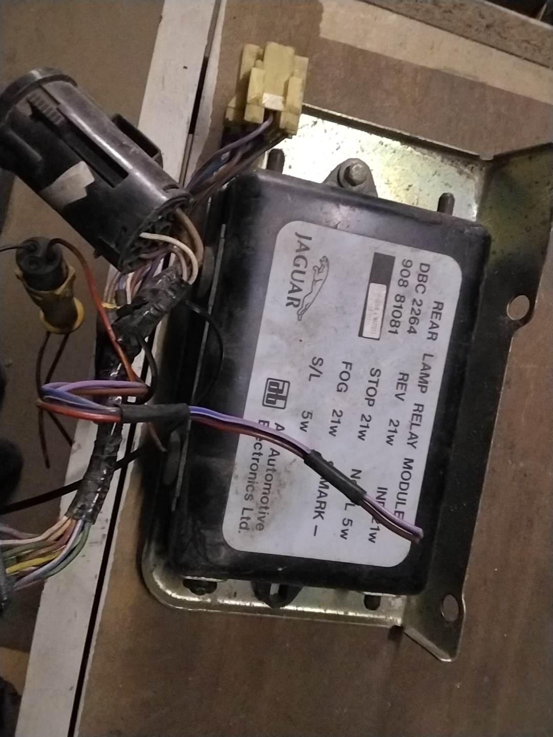 Rear Lamp relay module - Jaguar XJ XJ6 XJ40
